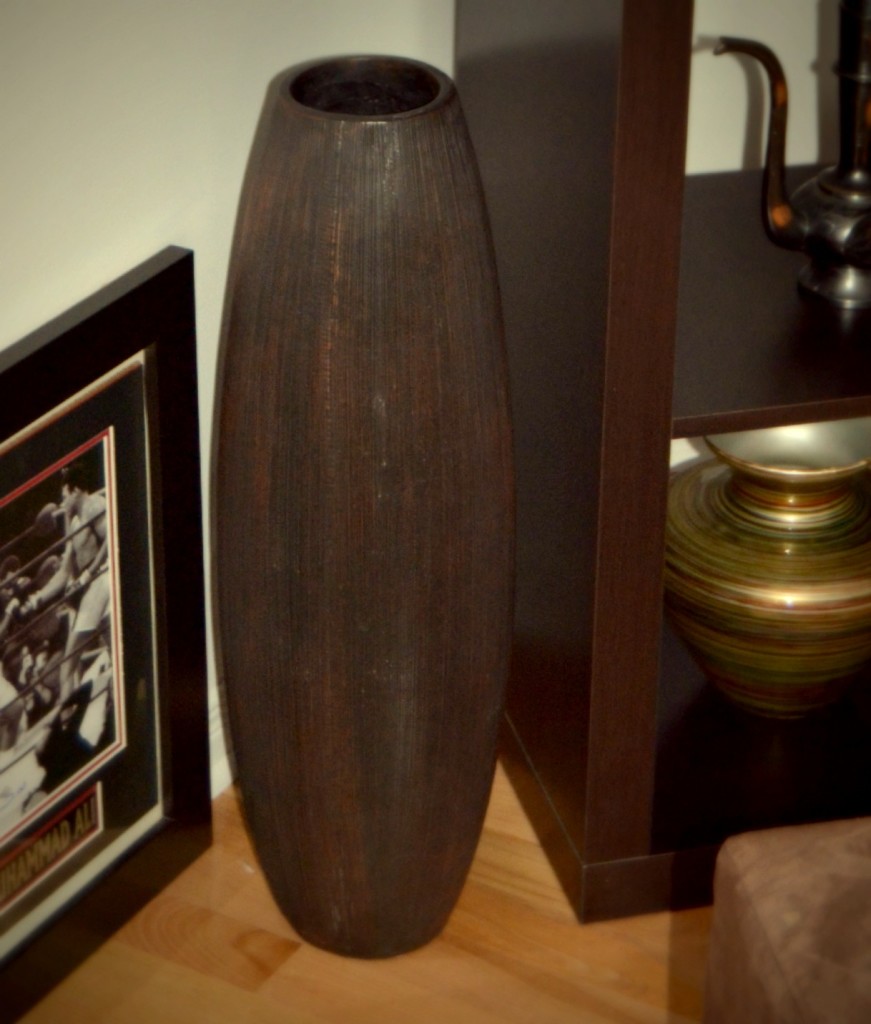 And other times, a vase looks at it's best just on it's own. No flowers, sticks or anything else needs to fill it.