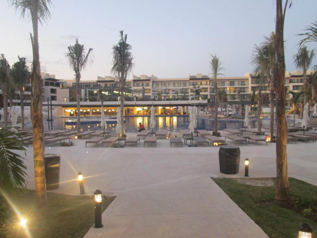Royalton Riviera Cancun pool & restaurant