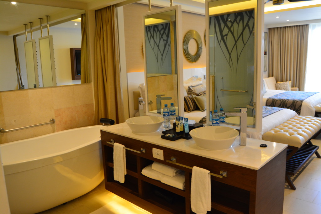 Royalton Riviera Cancun Jr Oceanview suite bathroom