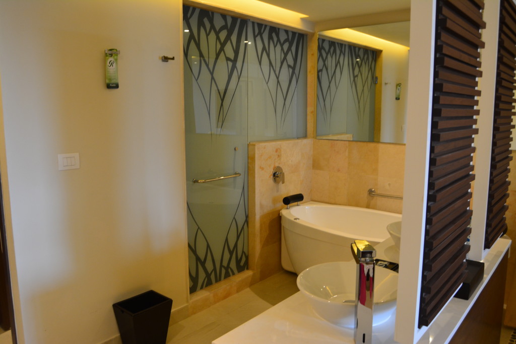 Royalton Riviera Cancun Jr Oceanview suite shower